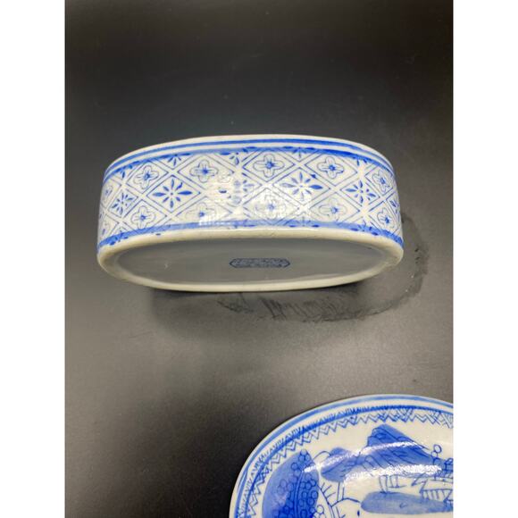 Vintage Oriental Porcelain Trinket Box in Oval shape White and Blue pattern. - Picture 5 of 9